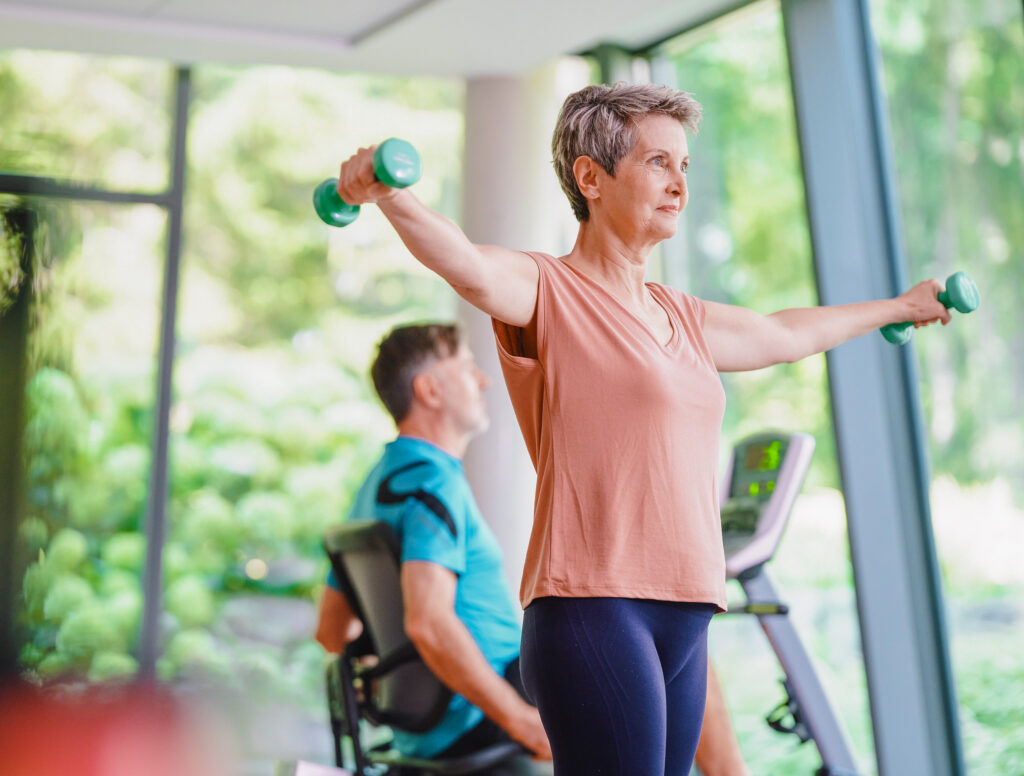 Aktivität mit leichtem Sport und Hanteln um fit und vital zu bleiben | Seniorenresidenz und Wohnstift Rathsberg