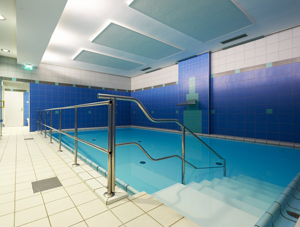 Schwimmen im Schwimmbad Aktivität im Wohnstift Rathsberg